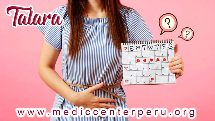 Mujer mostrando calendario de atraso menstrual
