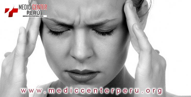  Mujer con dolor de cabeza causado por el estrés