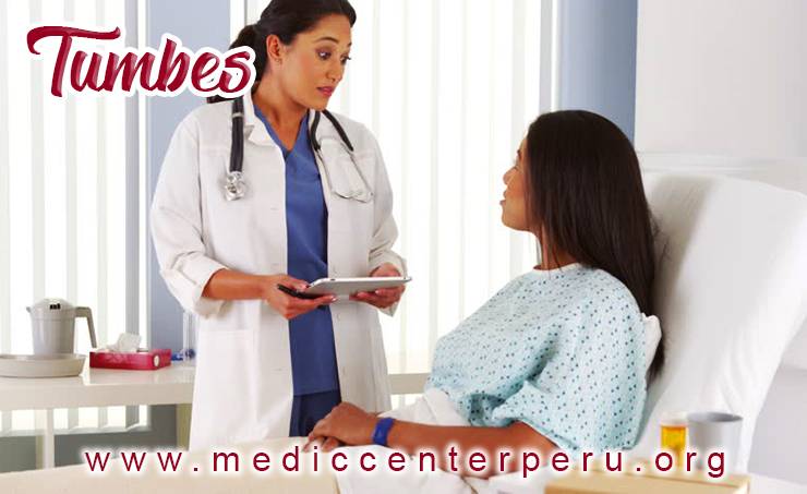Medico dandole atención a paciente que acaba de abortar
